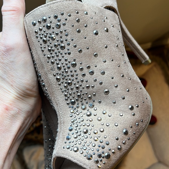 Jennifer Lopez Peep Toe Shoe Booties With Gunmetal Metallic Stones Size 7 1/2 - Picture 4 of 17